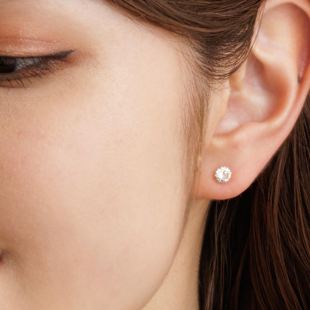 ブランド ララクリスティー ジュエリーを着用する女性