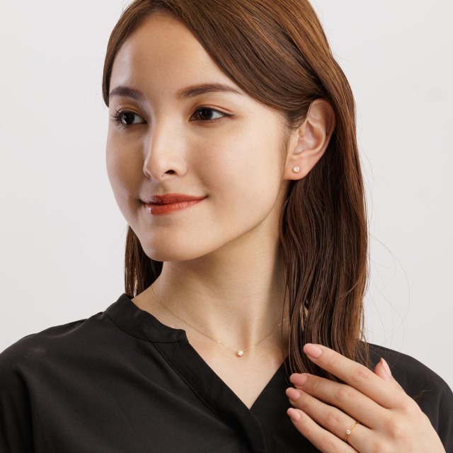 ララクリスティー ジュエリーを着用する女性