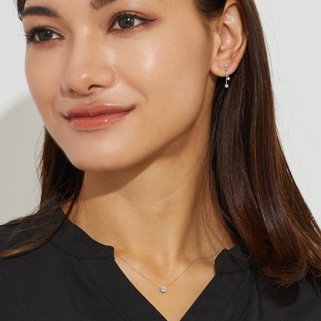 ブランド ララクリスティー ジュエリーを着用する女性