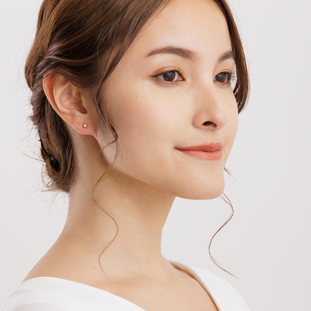 ブランド ララクリスティー ジュエリーを着用する女性