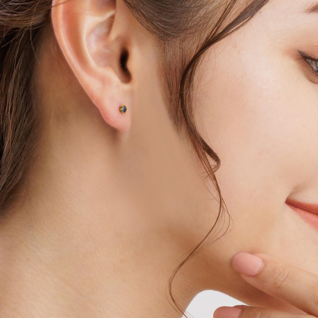 ブランド ララクリスティー ジュエリーを着用する女性