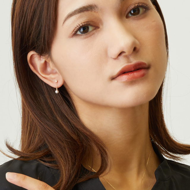 ブランド ララクリスティー ジュエリーを着用する女性