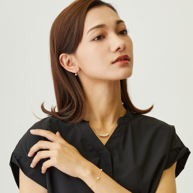 ブランド ララクリスティー ジュエリーを着用する女性