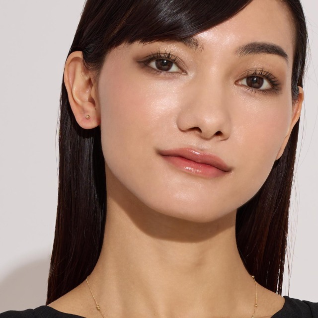 ブランド ララクリスティー ジュエリーを着用する女性
