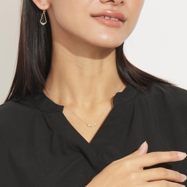 ブランド ララクリスティー ジュエリーを着用する女性