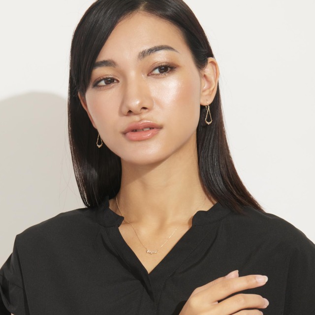 ブランド ララクリスティー ジュエリーを着用する女性