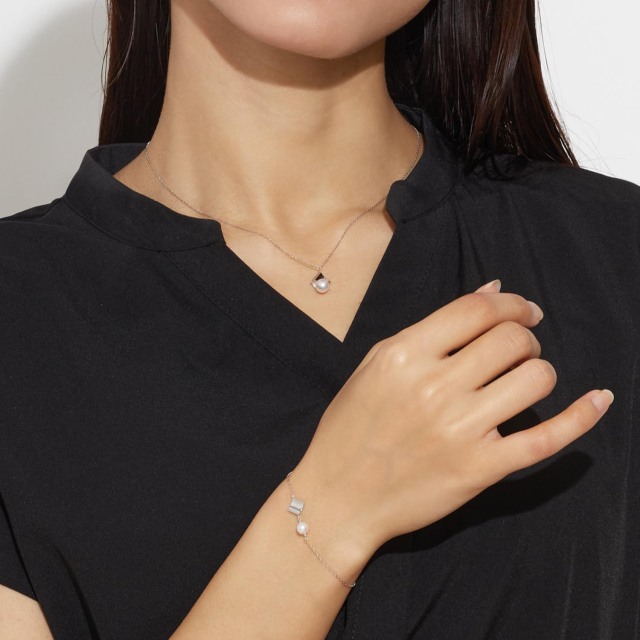 ブランド ララクリスティー ジュエリーを着用する女性