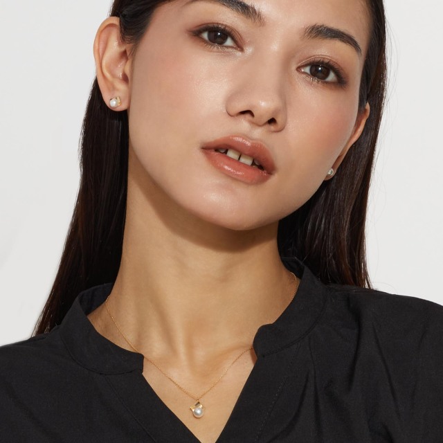 ブランド ララクリスティー ジュエリーを着用する女性