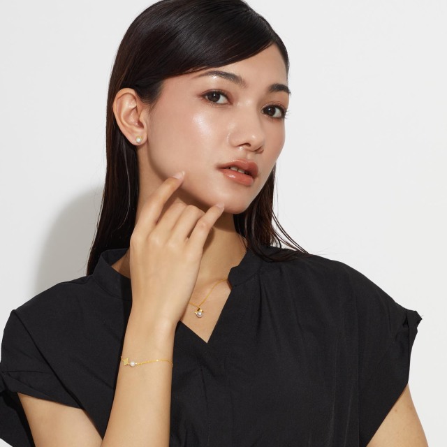 ブランド ララクリスティー ジュエリーを着用する女性