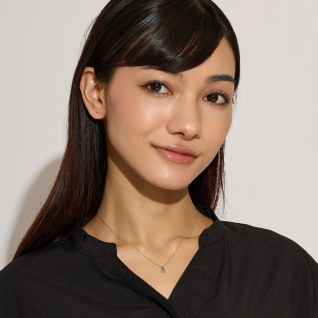 ブランド ララクリスティー ジュエリーを着用する女性