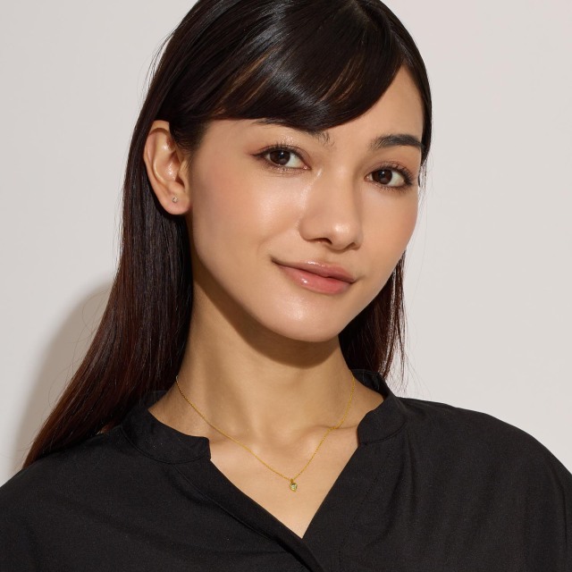 ブランド ララクリスティー ジュエリーを着用する女性