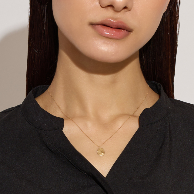 ブランド ララクリスティー ジュエリーを着用する女性