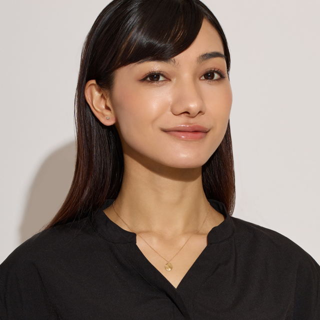 ブランド ララクリスティー ジュエリーを着用する女性