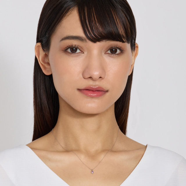 ブランド ララクリスティー ジュエリーを着用する女性