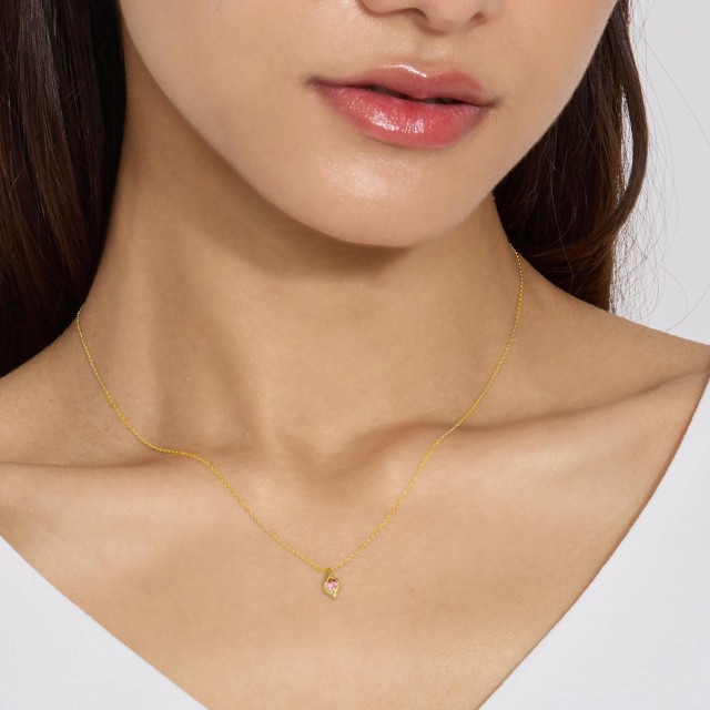 ブランド ララクリスティー ジュエリーを着用する女性