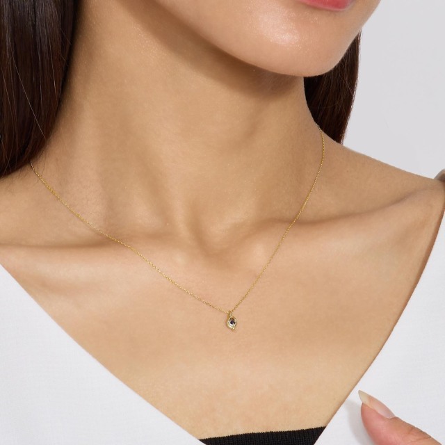 ブランド ララクリスティー ジュエリーを着用する女性