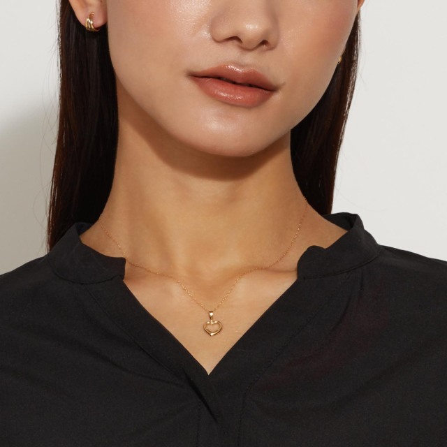 ブランド ララクリスティー ジュエリーを着用する女性