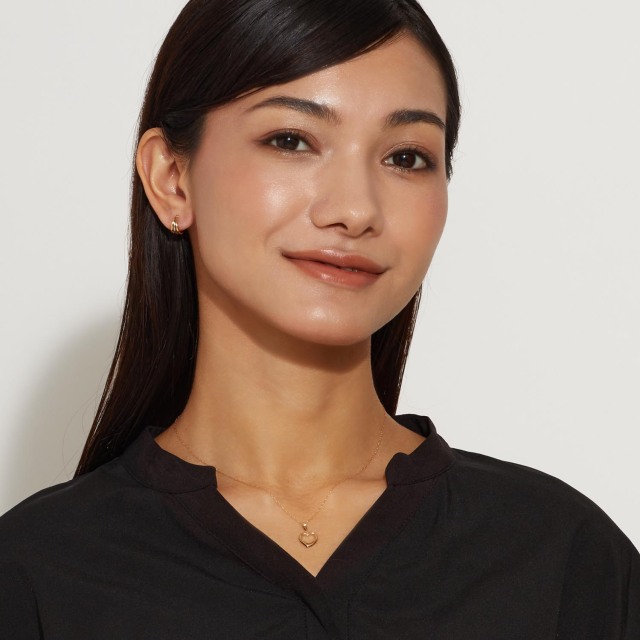 ブランド ララクリスティー ジュエリーを着用する女性