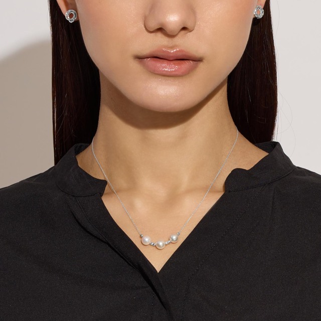 ブランド ララクリスティー ジュエリーを着用する女性