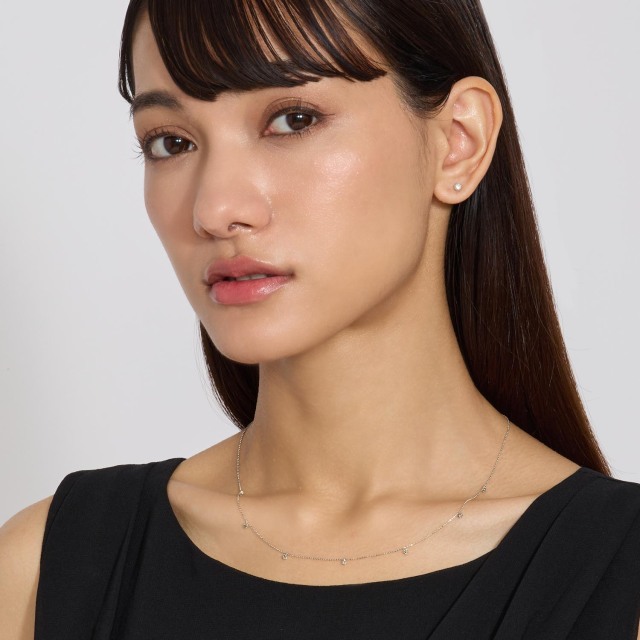 ブランド ララクリスティー ジュエリーを着用する女性