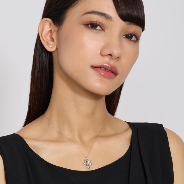 ブランド ララクリスティー ジュエリーを着用する女性