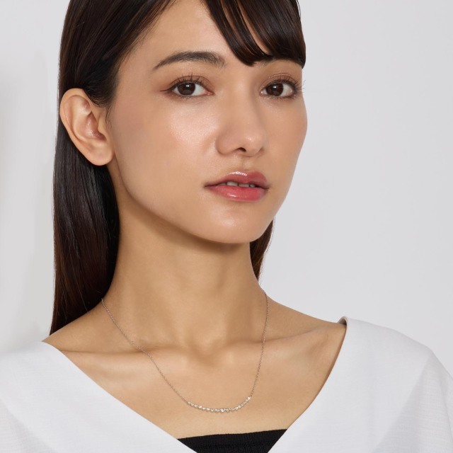 ブランド ララクリスティー ジュエリーを着用する女性