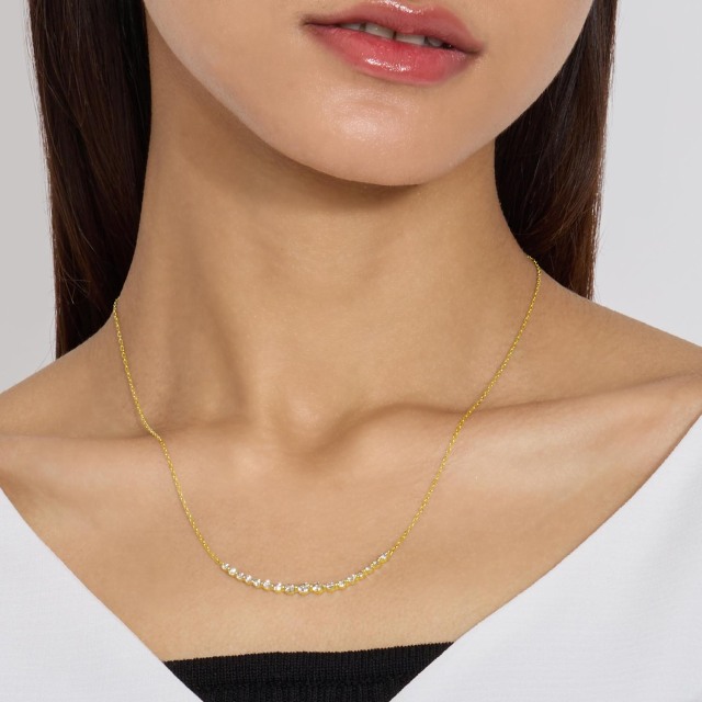 ブランド ララクリスティー ジュエリーを着用する女性