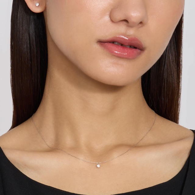 ブランド ララクリスティー ジュエリーを着用する女性