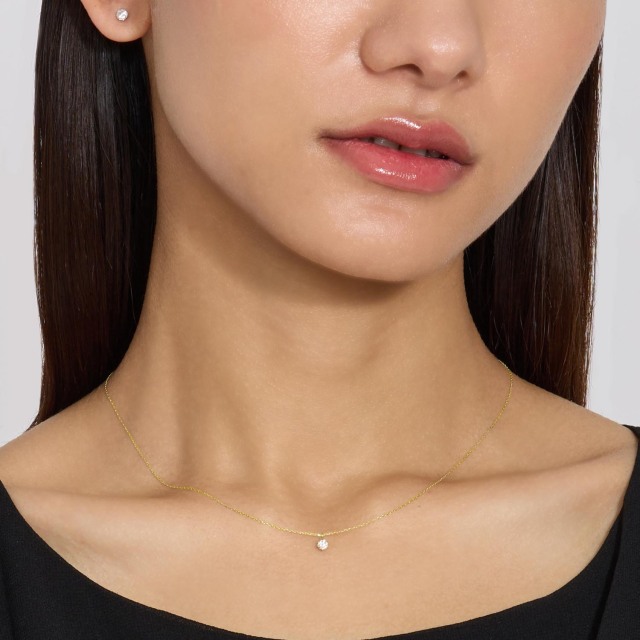 ブランド ララクリスティー ジュエリーを着用する女性