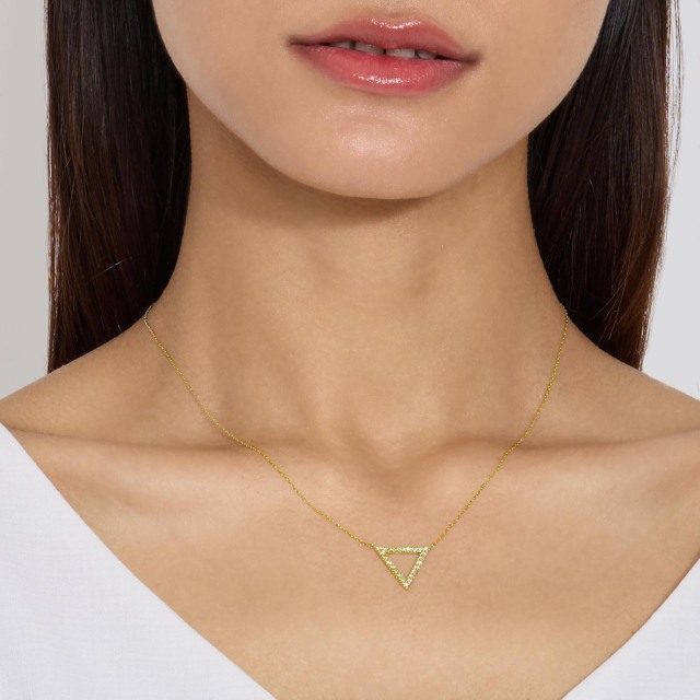 ブランド ララクリスティー ジュエリーを着用する女性