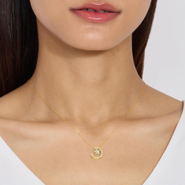 ブランド ララクリスティー ジュエリーを着用する女性