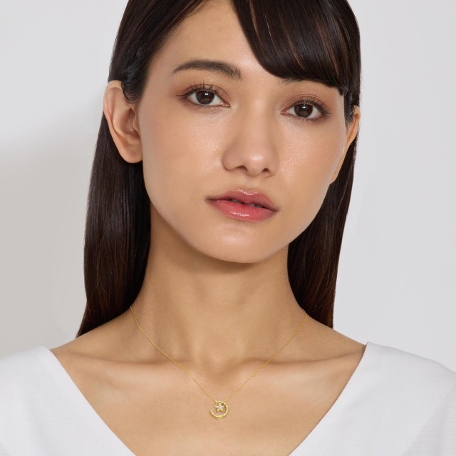 ブランド ララクリスティー ジュエリーを着用する女性