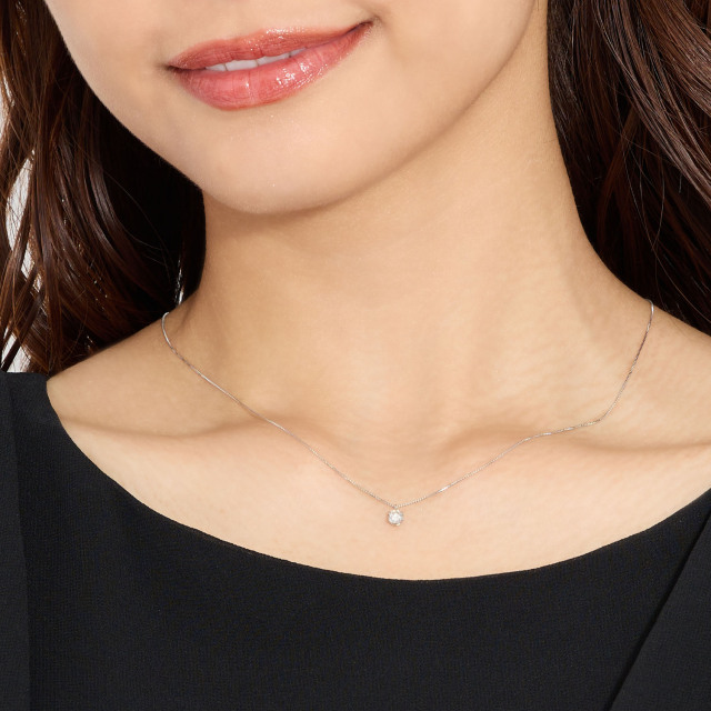 ブランド ララクリスティー ジュエリーを着用する女性