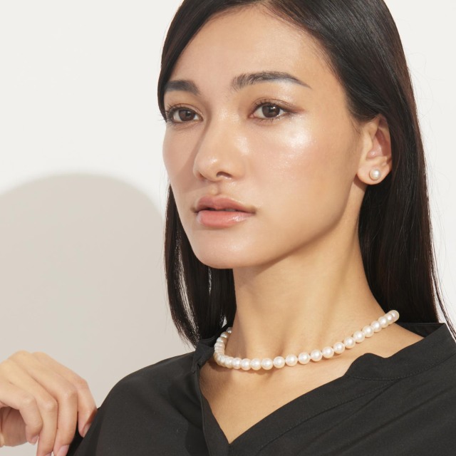 ブランド ララクリスティー ジュエリーを着用する女性