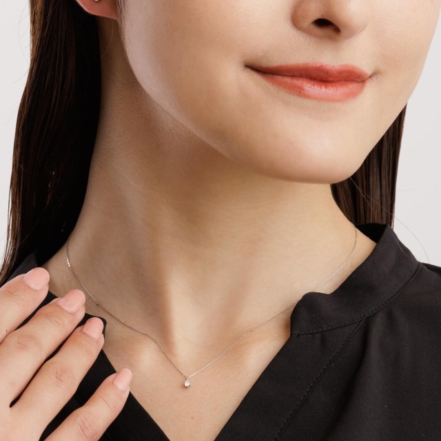 ララクリスティー ジュエリーを着用する女性