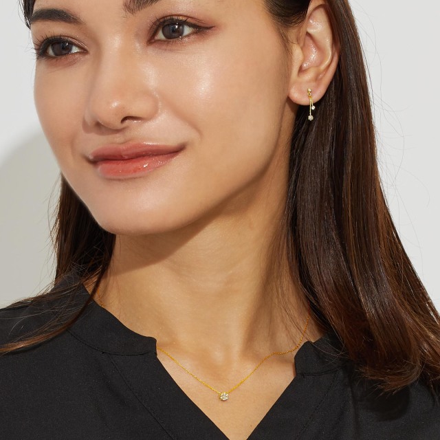 ブランド ララクリスティー ジュエリーを着用する女性