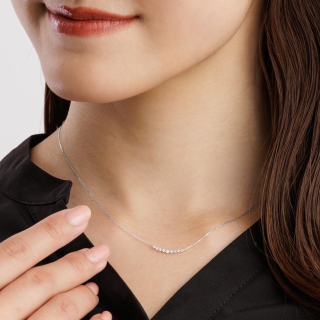 ブランド ララクリスティー ジュエリーを着用する女性