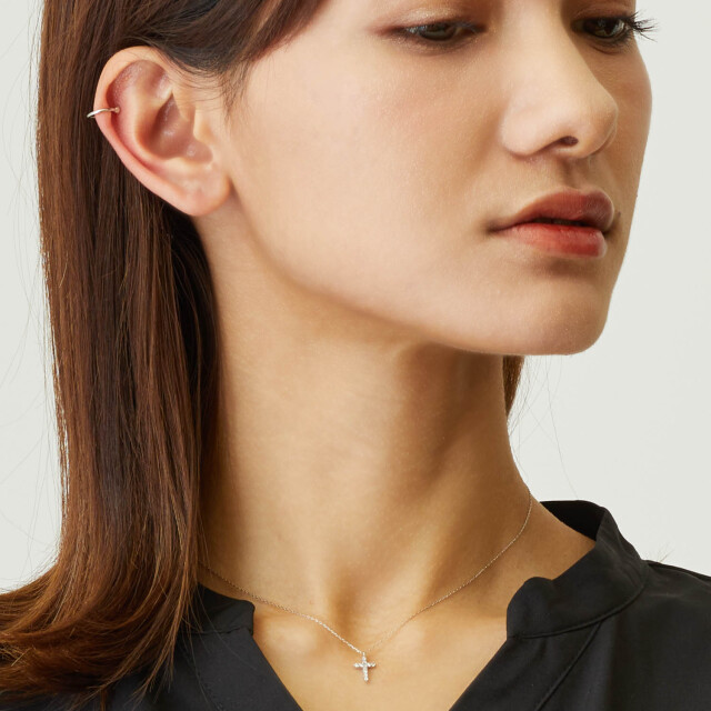 ブランド ララクリスティー ジュエリーを着用する女性