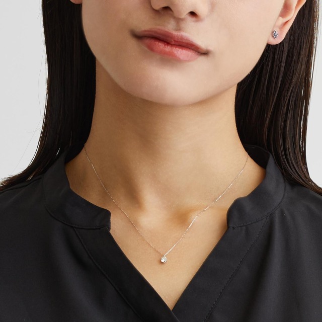 ブランド ララクリスティー ジュエリーを着用する女性