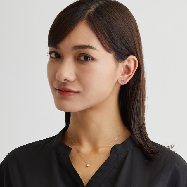 ブランド ララクリスティー ジュエリーを着用する女性