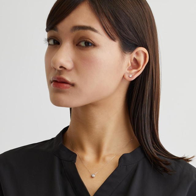ブランド ララクリスティー ジュエリーを着用する女性
