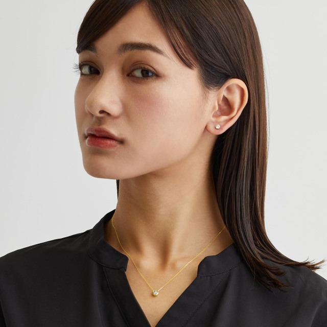 ブランド ララクリスティー ジュエリーを着用する女性