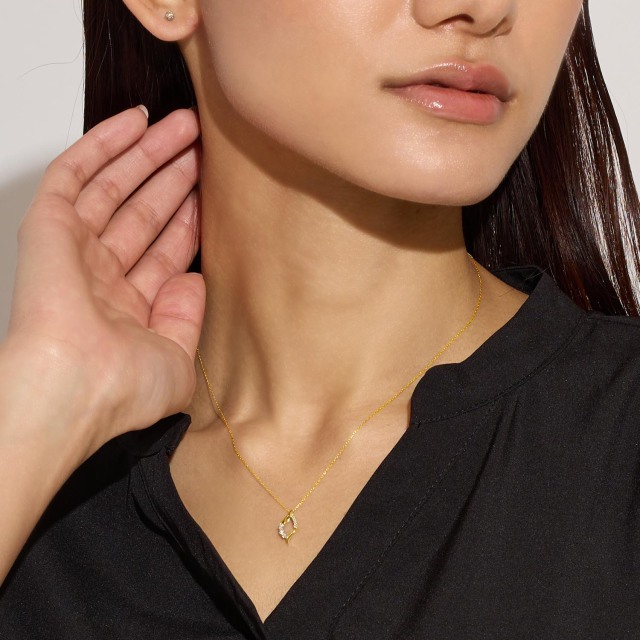 ブランド ララクリスティー ジュエリーを着用する女性