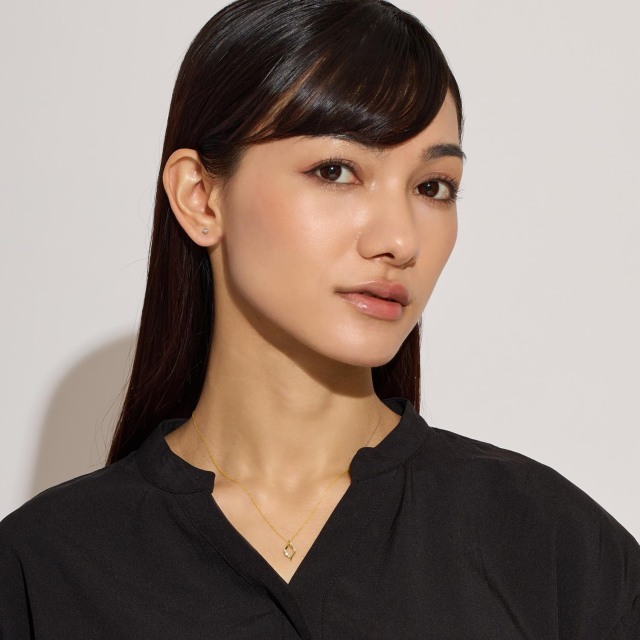 ブランド ララクリスティー ジュエリーを着用する女性