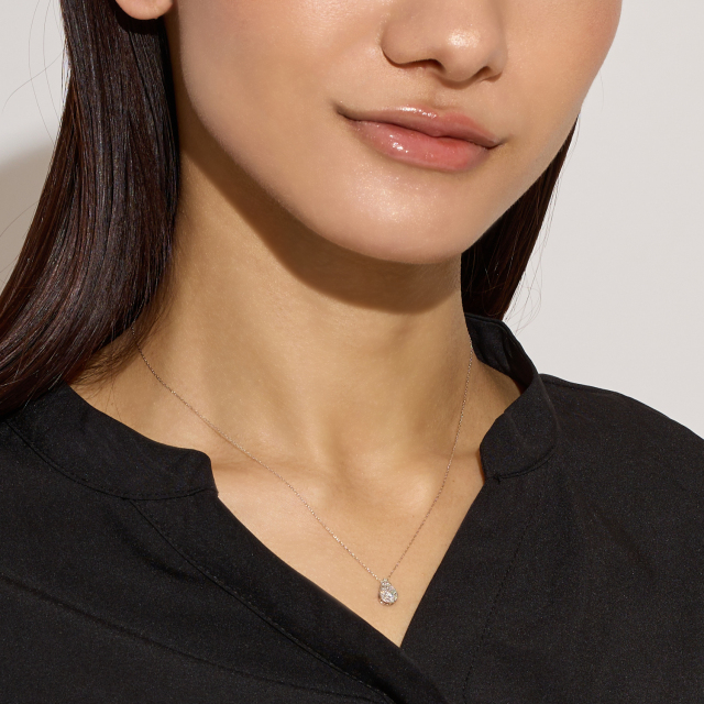 ブランド ララクリスティー ジュエリーを着用する女性