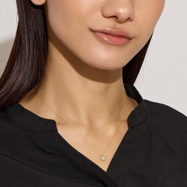 ブランド ララクリスティー ジュエリーを着用する女性