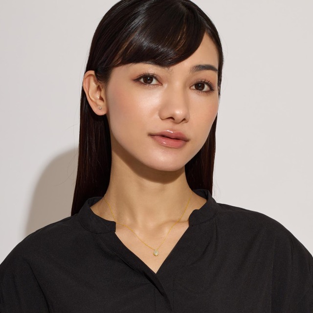 ブランド ララクリスティー ジュエリーを着用する女性