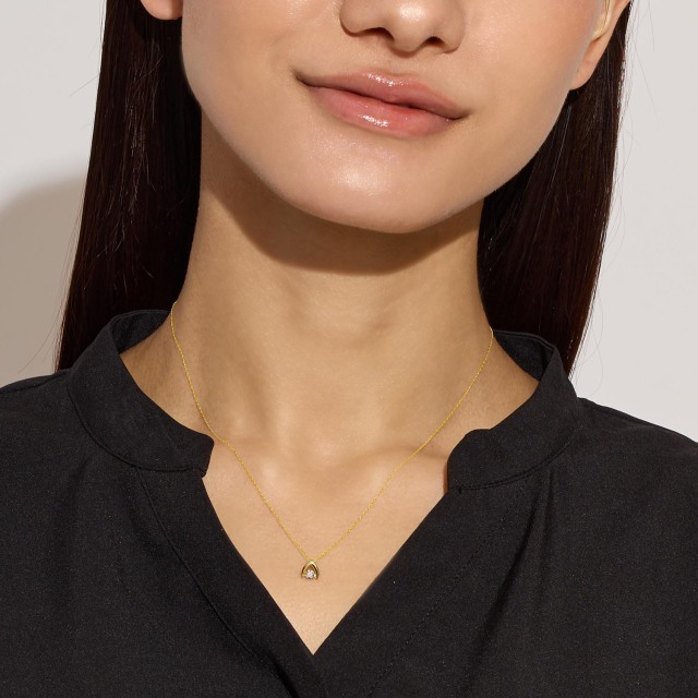 ブランド ララクリスティー ジュエリーを着用する女性