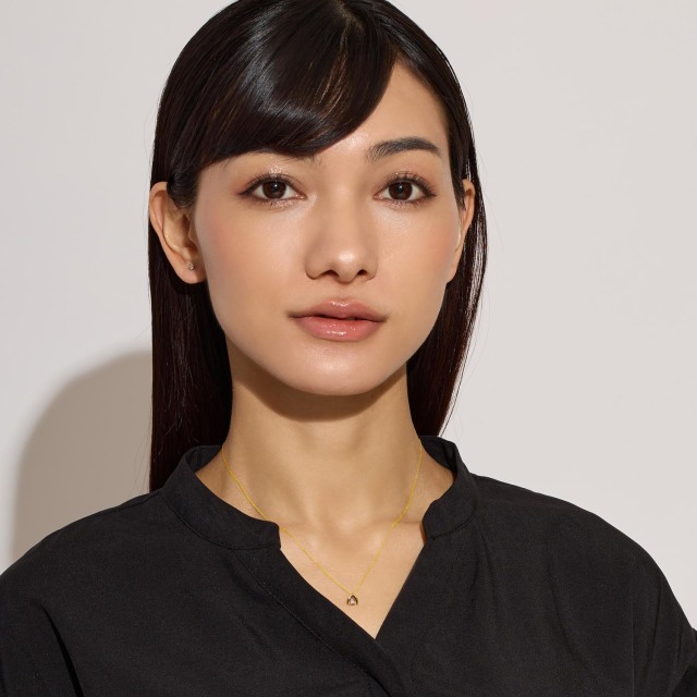 ブランド ララクリスティー ジュエリーを着用する女性