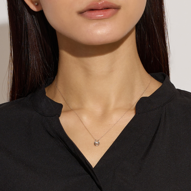 ブランド ララクリスティー ジュエリーを着用する女性